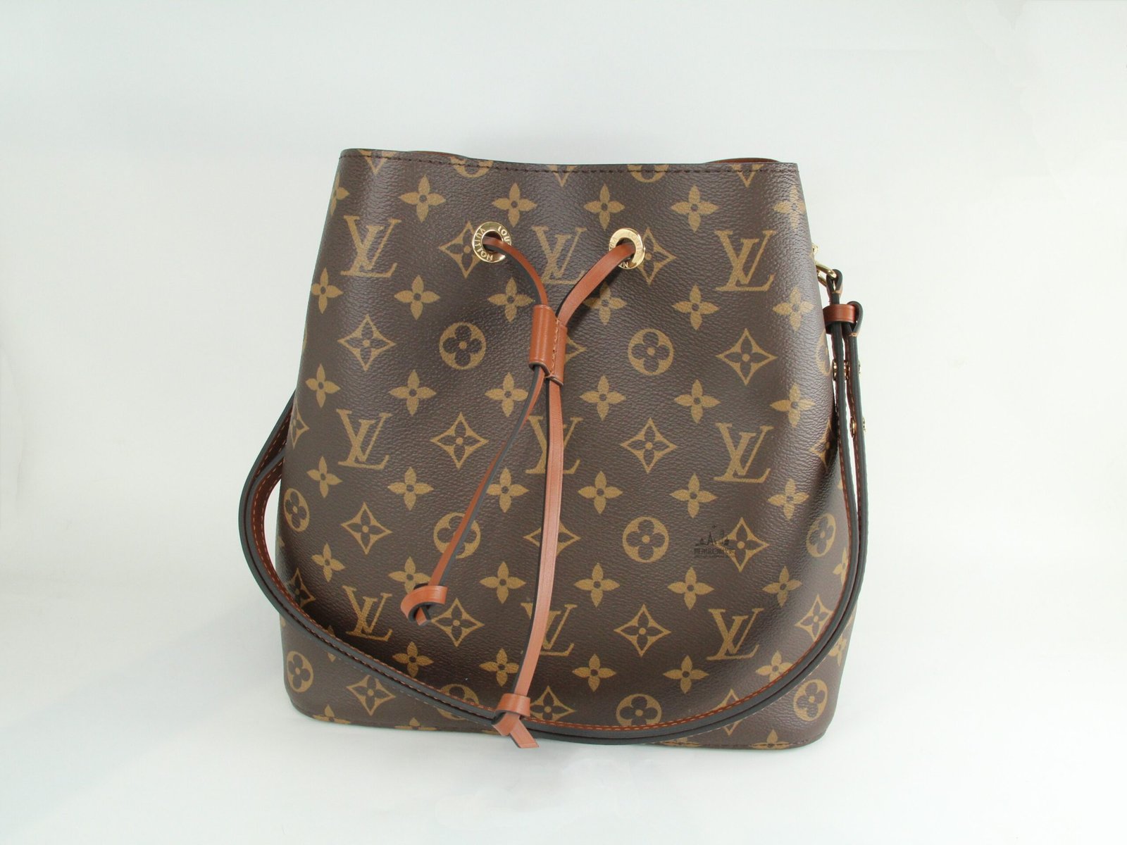 Louis Vuitton Monogram Bucket Bag – Timeless Designer Style - Image 5