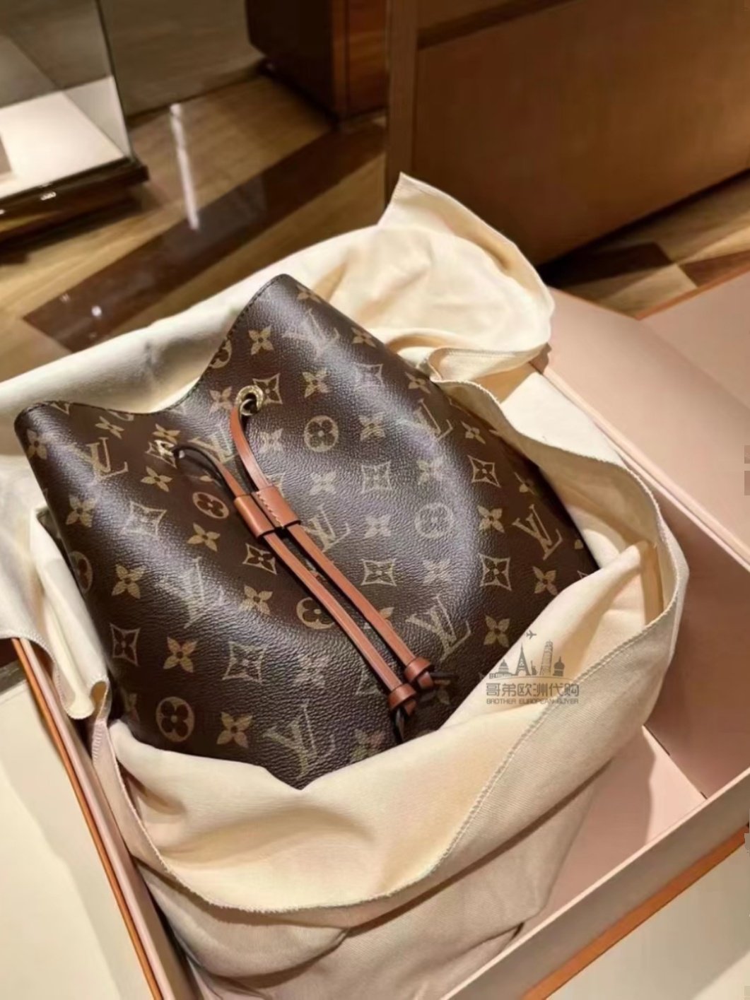 Louis Vuitton Monogram Bucket Bag – Timeless Designer Style - Image 7