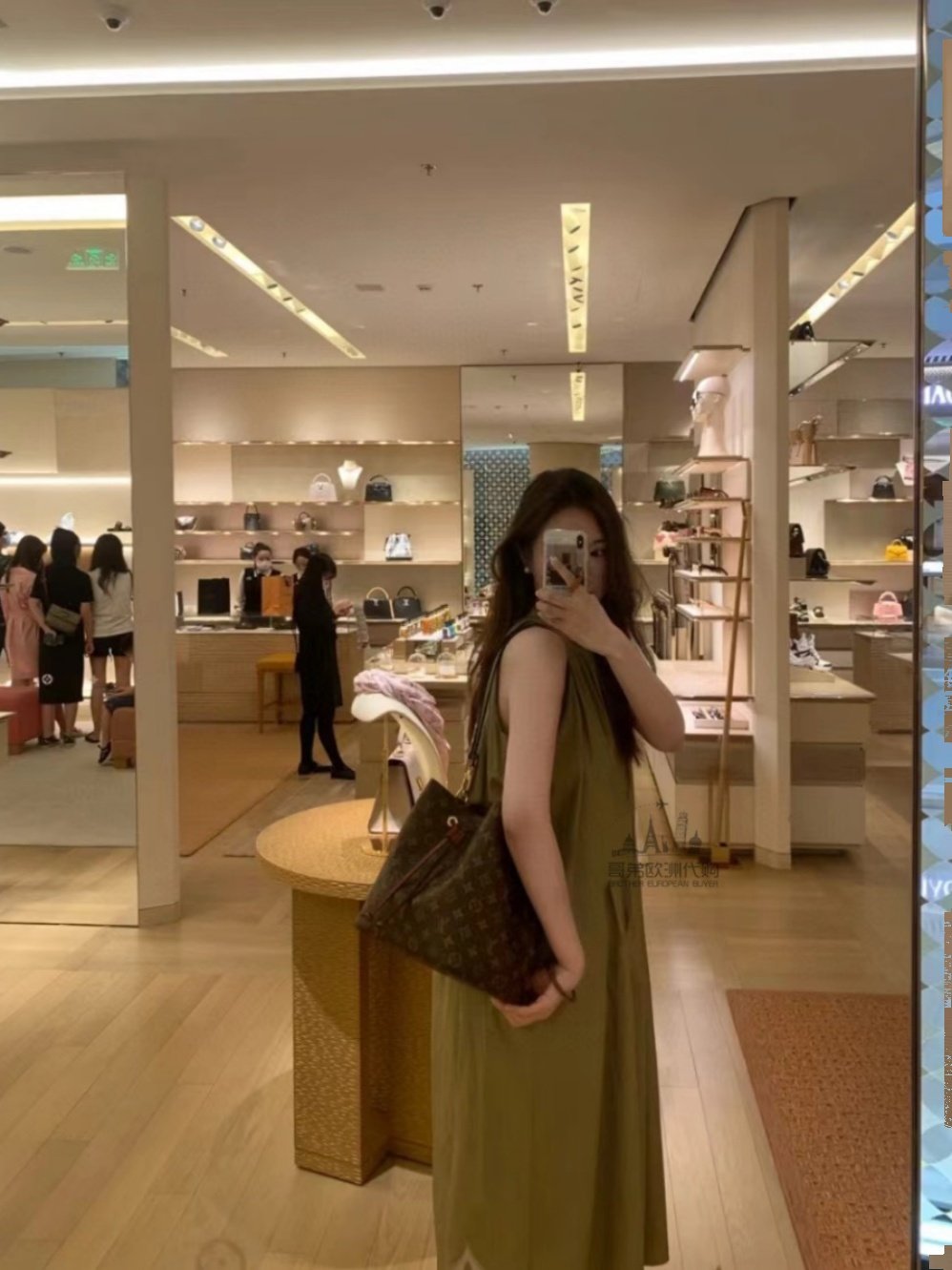 Louis Vuitton Monogram Bucket Bag – Timeless Designer Style - Image 8