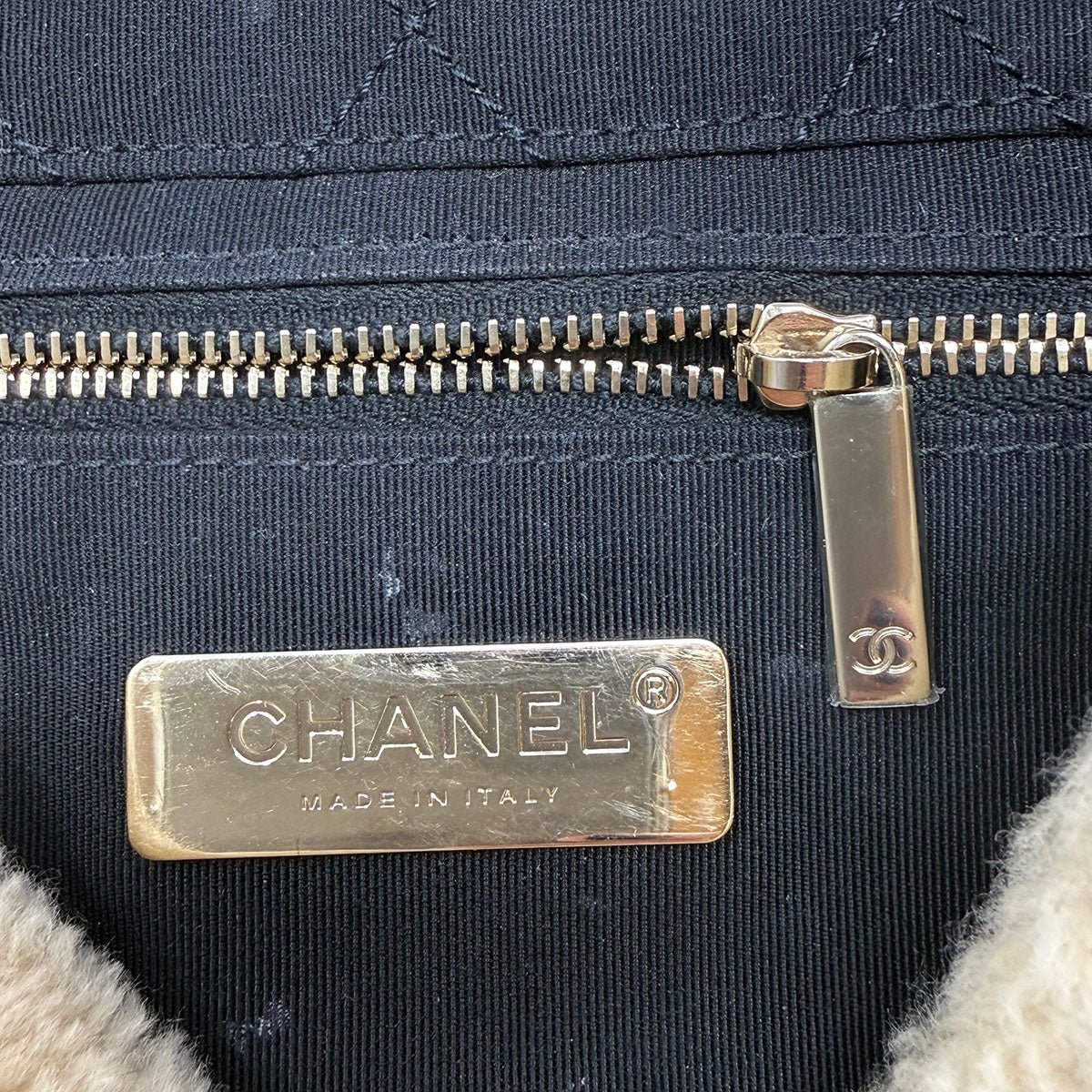 Chanel 2019 Shearling Flap Bag - Image 11