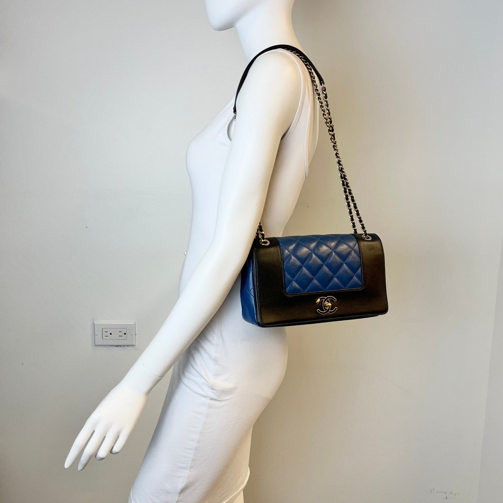 Chanel Bicolor Shoulder Bag - Image 2