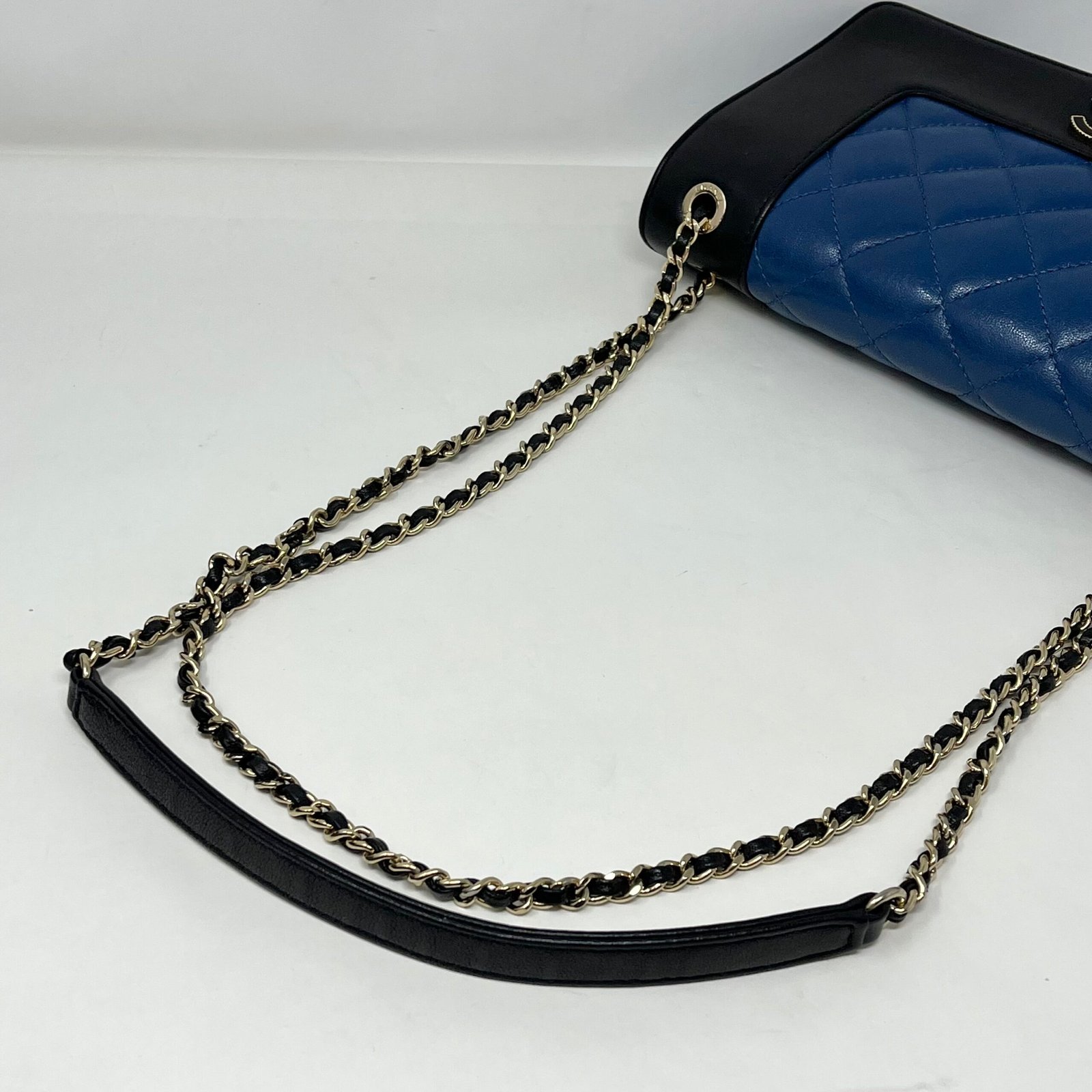 Chanel Bicolor Shoulder Bag - Image 6