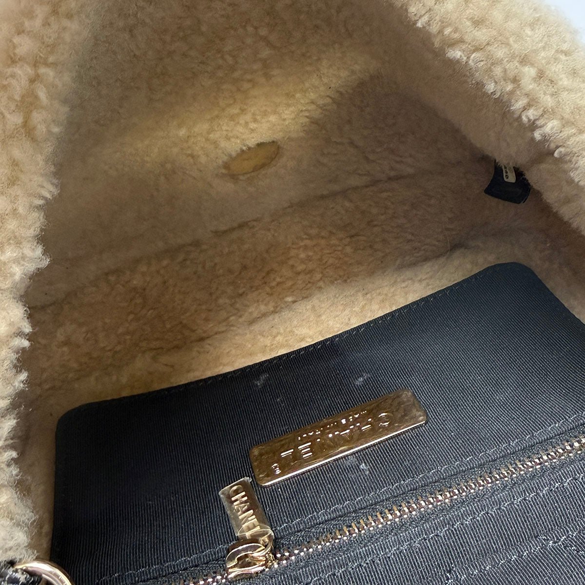 Chanel 2019 Shearling Flap Bag - Image 12